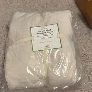 L.L. Bean Wicked Plush Premium Throw — Cream